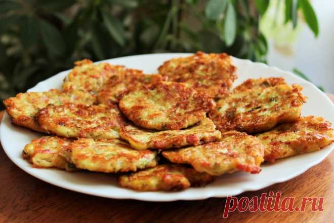 Кабачковые оладьи с сыром и колбасой - Простые рецепты Овкусе.ру
