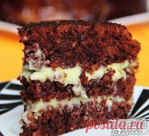 Crazy Cake Это очень бюджетный, простой и потрясающе вкусный американский "сумасшедший" пирог, о котором вы, наверняка, слышали. Его рецепт был придуман в США во время кризиса 30-х годов и до сих пор пользуется большой популярностью. В нём отсутствует масло, но блюдо совершенно не уступает по вкусовым качествам тортам, которые в своем составе имеют этот ингредиент. Ингредиенты: Для коржей: - 2 стакана молока - 2 стакана муки - 1,5 стакана сахара - 6 ст. ложек какао - 4 ч. ложки…