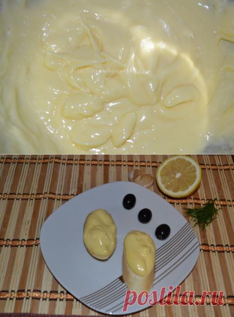 МАЙОНЕЗ ДОМАШНИЙ - самый простой Рецепт на УРА! 
  Я сегодня делала в Блендере! 
**Яйцо с белком 1шт+горчица 1ч/л+200-250мл раст/масла+сок лимона 1ст/л+соль, перец по вкусу= всё в стакан  блендера. Опускаем погружной блендер в стакан до дна, включаем. Когда масса начнет густеть,начинаем поднимать и опускать блендер не вынимая из массы! Готовность определите Вы сами невооруженным глазом. По желанию, добавляйте чеснок, травы, зелень, и всё что желаете! Просто, быстро и вкусно! КЛАСС !!!