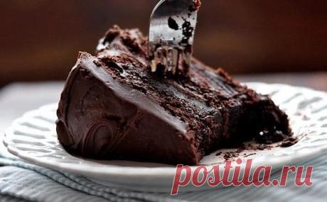 ТОП-7 РЕЦЕПТОВ ШОКОЛАДНЫХ ДЕСЕРТОВ 1. Десерт-мусс «Шоколадная маркиза» ИНГРЕДИЕНТЫ: ● 200 г сливочного масла, ● 150 г тертого шоколада, ● 5 яиц. ПРИГОТОВЛЕНИЕ: Выложить шоколад в миску и поставить ее на водяную баню, медленно нагревать – шоколад должен полностью растаять, добавляя масло по одному кубику, непрерывно взбивать шоколад с маслом, затем по одному вбить яичные желтки и перемешать все до однородности. Убрать с водяной