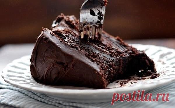 ТОП-7 РЕЦЕПТОВ ШОКОЛАДНЫХ ДЕСЕРТОВ 1. Десерт-мусс «Шоколадная маркиза» ИНГРЕДИЕНТЫ: ● 200 г сливочного масла, ● 150 г тертого шоколада, ● 5 яиц. ПРИГОТОВЛЕНИЕ: Выложить шоколад в миску и поставить ее на водяную баню, медленно нагревать – шоколад должен полностью растаять, добавляя масло по одному кубику, непрерывно взбивать шоколад с маслом, затем по одному вбить яичные желтки и перемешать все до однородности. Убрать с водяной