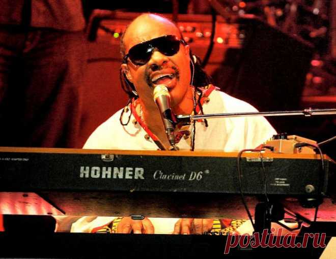 Стиви Уандер 
 Слушаем