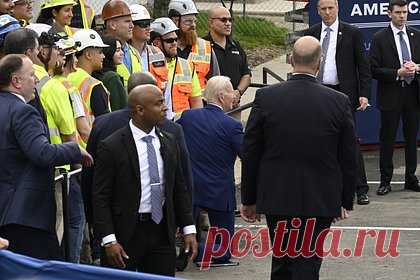 Байден опустился на колени перед рабочими. Президент США Джо Байден во время встречи с американскими рабочими в штате Северная Каролина встал на колени для совместной фотографии. Также на кадрах видно, как Байден испытывал затруднения при поиске выхода с площадки. Он благополучно покинул территорию предприятия с помощью одного из организаторов.