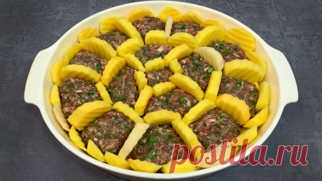 Два шефа на кухне Необычная подача картофеля: картофельные соты с мясной начинкой Вкусное и сытное горячее блюдо из простых продуктов для всей семьи на ужин. СПОСОБ ПРИГОТОВЛЕНИЯ: ✅ В фарш добавляем: натёртый лук, мелко рубленную зелень, яйцо, соль, перец, базилик, чеснок, перемешиваем. ✅ Картофель нарезаем кружками, выкладываем слой в форму для запекания. Формируем из фарша шарики, выкладываем на картофель…