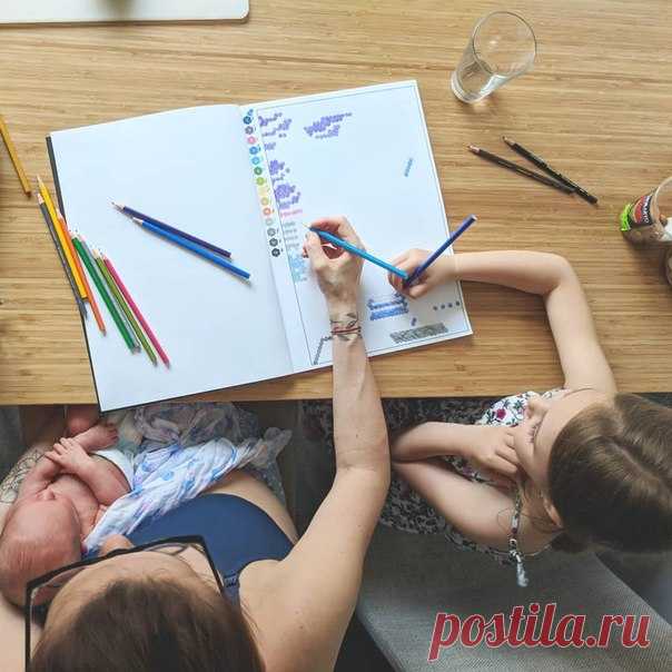 Отличная идея для семейного досуга — совместное разгадывание «Цветового квеста», как это делают наши читатели Лиля, ее мама и младший братик. Вооружаетесь цветными карандашами, фломастерами, красками, и вперед, искать диких животных или раскрашивать удивительные города. Работа только для слаженной команды! ⠀ На нашем сайте вы найдете три раскраски «Цветовой квест»: классическую версию, «Удивительные города» и «Животные». В каждой из них — по 30 необычных картин для раскрашивания: goo.gl/xoJa1b