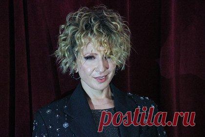 Заменившая Нагиева ведущая «Голоса» высказалась о давлении зрителей. Ведущая музыкальной передачи «Голос» на Первом канале, заменившая на этом посту Дмитрия Нагиева, высказалась о давлении зрителей из-за ухода шоумена из проекта. «Как к этому относиться? Спокойно», — отметила она. Ведущая добавила, что также получила поддержку зрителей.