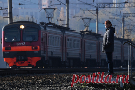 В российском регионе двух мужчин сбил поезд. В Ульяновской области поезд сбил двух человек. Машинист применил экстренное торможение, но ситуацию предотвратить не удалось. Один мужчина госпитализирован, второй погиб на месте. Сейчас обстоятельства происшествия устанавливаются. Ранее в Ленинградской области скоростной поезд «Сапсан» сбил коляску с ребенком.