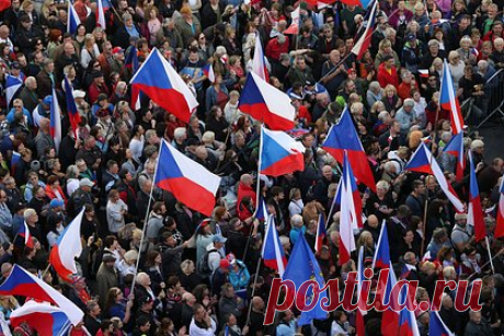В Чехии рассказали о «сытых по горло» жителях из-за Украины. Все больше жителей Чехии «сыты по горло» последствиями конфликта на Украине. Об этом заявил журналист Ян Странски. В своей статье обозреватель утверждает, что отношение чехов к Украине меняется все больше. В частности, рассказал он, жителей страны не радуют высокие цены на электроэнергию, «многие уже очень устали».