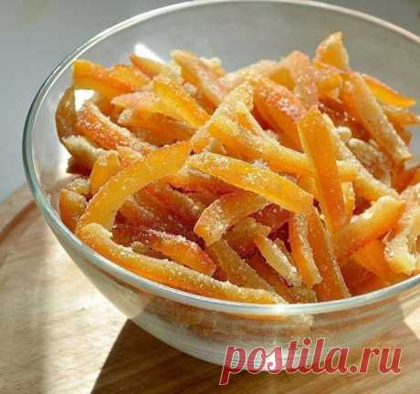 Апельсиновые цукаты

Сохрани себе вкусный рецепт 

Ингредиенты:

Апельсины — 4 шт.
Сахар — 2,5 стак.
Вода — 2 стак.

Приготовление:

1. Тщательно промойте апельсины. Срежьте место крепления черенка и верхушку, сделайте несколько вертикальных надрезов и снимите кожуру. Удалите внутреннюю белую часть, нарежьте кожуру полосками.
2. Замочите кожуру в холодной воде на 2 часа.
3. На слабом огне нагрейте 2 стакана воды с сахаром, кипятите до полного растворения сахара.
4. Всыпьте...