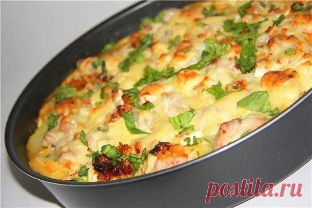 Обязательно приготовьте! Это так вкусно!!!

Ингредиенты:

- Картошка — 600 г
- Лук — 150 г
- Куриное филе — 500 г
- Твердый сыр — 250-300 г
- Чеснок — 3-4 зубчика
- Сметана — 250-350 мл
- Майонез — 2 ст. л.
- Соль, перец, специи — по вкусу

Приготовление:

1. Тонко порезать куриное филе. Порезать ломтиками чеснок. Смешать майонез, курицу, чеснок, соль, перец и специи по вкусу. Все хорошо перемешать и дать постоять 20 минут.
2. Лук порезать тонкими колечками. Сыр натереть н...