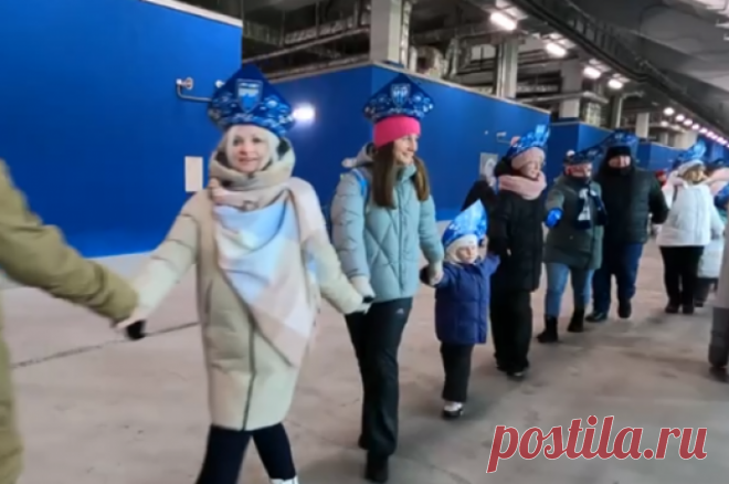 Жители Нижнего Новгорода установили мировой рекорд по хороводу в кокошниках. ​Фанаты «Пари НН» провели акцию на стадионе футбольного клуба.