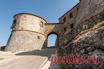 В Италии продадут замок старше Москвы. В Италии выставили на продажу замок старше Москвы. Точная стоимость объекта XII века неизвестна — ее сообщат только потенциальному покупателю. Замок носит название Due Torri («Две башни»), первые упоминания о нем относятся к 1141 году. Объект располагается на холме в 20 километрах от провинции Римини.