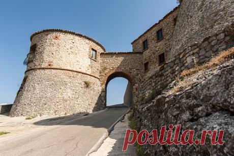 В Италии продадут замок старше Москвы. В Италии выставили на продажу замок старше Москвы. Точная стоимость объекта XII века неизвестна — ее сообщат только потенциальному покупателю. Замок носит название Due Torri («Две башни»), первые упоминания о нем относятся к 1141 году. Объект располагается на холме в 20 километрах от провинции Римини.