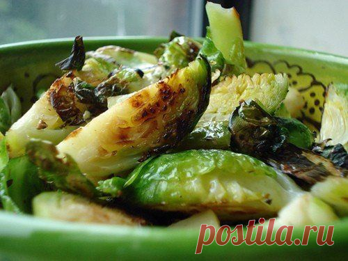 Печеная брюссельская капуста с чесноком