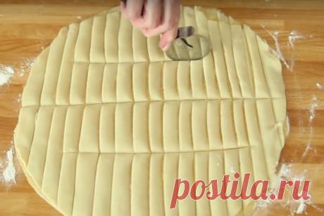 Она выложила 2 листа теста, а затем разрезала их на полоски. Увидев результат, ты захочешь сделать так же! – БУДЬ В ТЕМЕ
