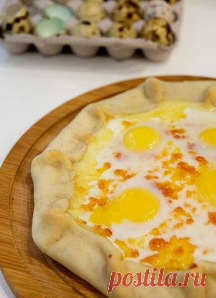 Пост на стене Галета с сулугуни и перепелиными яйцами🥧Ингредиенты :Тесто:-150 гр. пшеничной муки-50 гр. сливочного масла-70 мл. ледяной воды-щепотка солиначинка:-250 гр. сыра сулугуни-4 перепелиных яйцаСливчоное масло порубить с мукой при помощи ножа, чтобы получилась мелкая крошка. Также постепенно влить воду, добавить соль и собрать тесто в плотный комок.Готовое тесто должно обязательно полежать в холодильнике окол...