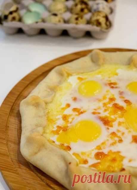 Пост на стене Галета с сулугуни и перепелиными яйцами🥧Ингредиенты :Тесто:-150 гр. пшеничной муки-50 гр. сливочного масла-70 мл. ледяной воды-щепотка солиначинка:-250 гр. сыра сулугуни-4 перепелиных яйцаСливчоное масло порубить с мукой при помощи ножа, чтобы получилась мелкая крошка. Также постепенно влить воду, добавить соль и собрать тесто в плотный комок.Готовое тесто должно обязательно полежать в холодильнике окол...