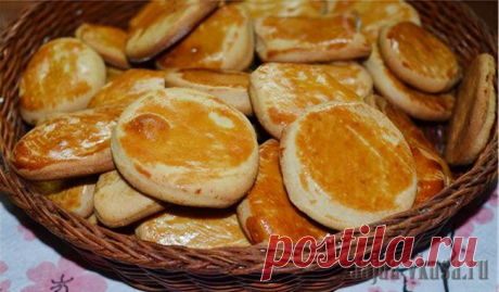 Бешкито (хрустящее печенье).
Выпечка хрустящего печенья по рецепту марокканской кухни. Чтобы испечь это чудесное печенье, потребуется мука, яйца, сахар, растительное масло, крахмал. Для аромата нужна цедра лимонов. В качестве разрыхлителя - дрожжи или пищевая сода.