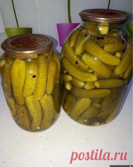 Сладкие маринованные огурчики 
 
Ингредиенты: 
 
Огурцы свежие (сколько войдёт в банку) ; 
Зонтики укропа — 2-3 шт; 
Лист хрена — 1-2 шт; 
Лавровый лист — 3 шт; 
Перец чёрный горошек — 4 шт; 
Перец душистый горошек — 4 шт; 
Чеснок — 4-5 зуб.; 
Сахар (на 1 литр воды) — 150 г; 
Соль (на 1 литр воды) — 40 г; 
Лимонная кислота (на 1 литр воды) — 1 ч.л.