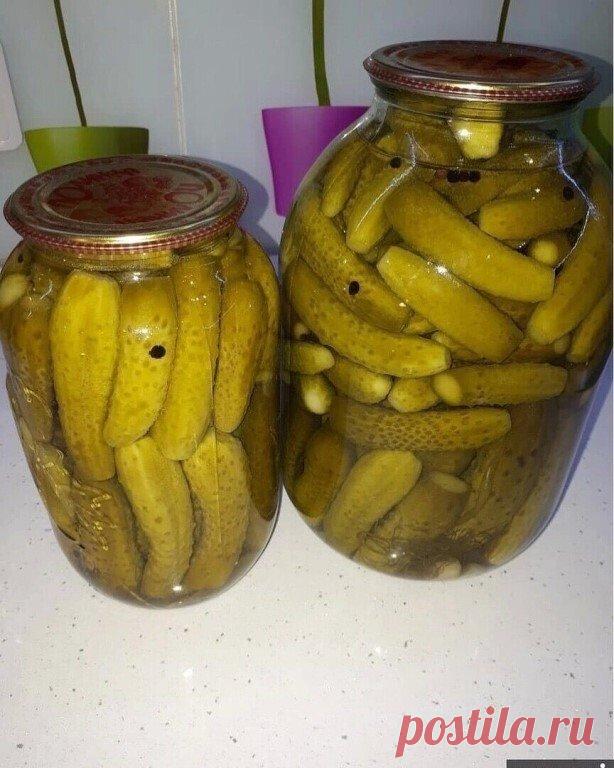 Сладкие маринованные огурчики 
 
Ингредиенты: 
 
Огурцы свежие (сколько войдёт в банку) ; 
Зонтики укропа — 2-3 шт; 
Лист хрена — 1-2 шт; 
Лавровый лист — 3 шт; 
Перец чёрный горошек — 4 шт; 
Перец душистый горошек — 4 шт; 
Чеснок — 4-5 зуб.; 
Сахар (на 1 литр воды) — 150 г; 
Соль (на 1 литр воды) — 40 г; 
Лимонная кислота (на 1 литр воды) — 1 ч.л.