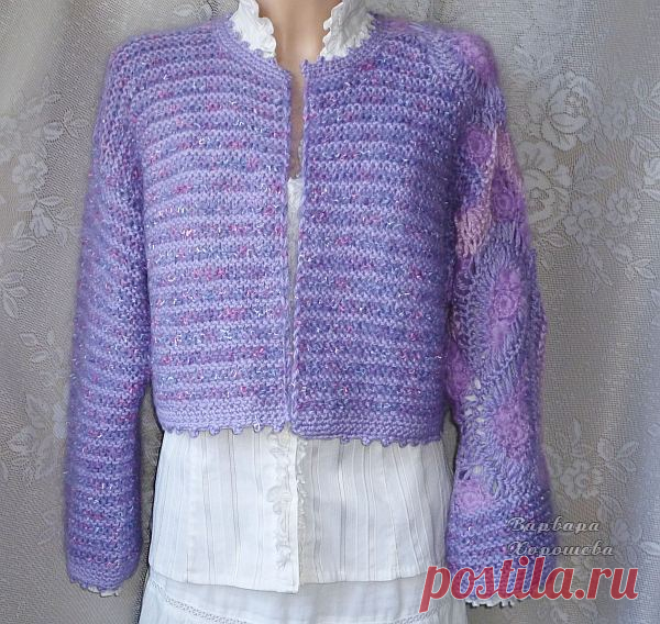 Теплый вязаный кардиган из пряжи с содержанием мохера, шерсти и акрила выполнена спицами, отделка - на вилке и крючком.
Актуальная крупная вязка, свободная форма, жакет подходит для размеров 44-50(российских)
Жакет прекрасно подойдет для прогулок по городу!