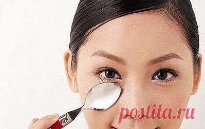 Невероятное омоложение — ложечный массаж!
Техника массажа очень проста. Нужно взять чайные или десертные ложки, можно стальные, стакан холодной воды с несколькими кубиками льда, миска с подогретым растительным маслом. Затем можно проводить процедуру согласно такой схеме:
1. Смыв косметику с лица, на него наносят увлажняющий крем, а ложки предварительно протирают спиртом.
2. Охладив ложки в ледяной воде, прикладывают их к верхним векам. Повторяют прикладывания 5 раз. Затем ту же манипуляцию не