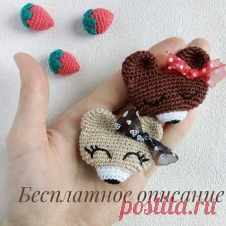 https://www.instagram.com/moi_prelesti/
Понадобится: крючок (мой 1,3); пряжа черная, белая, коричневая/др. (у меня все хлопок), мулине для глаз/можно полубусины/бусины; наполнитель, кусочек ленты для бантика, основа для брошей.

СБН- столбик без накида
Приб- прибавка
Убав- убавка
КА- кольцо амигуруми
-
Лучше вязать НЕ по спирали, а "шовным" методом. В схеме это не учитывается.
-
Голова:
Черная пряжа
1. 6 СБН в КА
2. 6 приб. (12)
Белая пряжа
3. (3 СБН, приб)*3 (15)
4-5. 15 ...