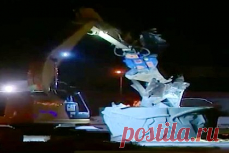 В Латвии снесли обелиск советским солдатам. Власти латвийского Даугавпилса снесли обелиск с лицами советских солдат в сквере Славы. Об этом сообщает портал LSM. Сообщается, что у памятника были задержаны 37 местных жителей, которые начали протестовать против демонтажа монумента, когда к нему подъехала спецтеника.