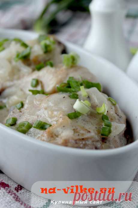Тушеная курица в сметанном соусе.