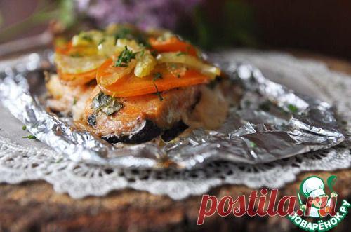 Лосось запечённый в фольге с овощами и зеленью.