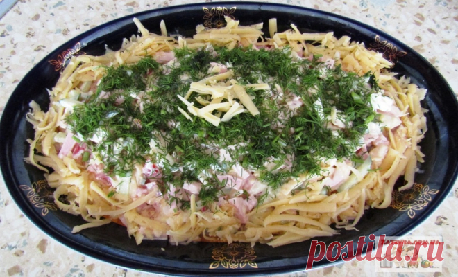 Салат с вареной колбасой, яйцами, сыром и овощами В сезон созревания вкусных и полезных овощей, мы готовим разнообразные салаты. Предлагаю приготовить вкусный салат с вареной колбасой, яйцами, сыром и овощами, который можно готовить как каждый день, …