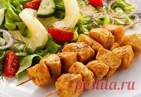 Диетический шашлык!!!!!!!
Мясо, запеченное на углях — это, конечно, классно, но не каждому здоровье позволяет лопать жирную свинину да еще и с зажаристой корочкой. Как сделать диетический шашлык, сохранив все питательные вещества и вкусовые качества мяса? Ничего сложного — просто следуйте инструкции!;)	
Описание приготовления:
Диетический шашлык — это не миф, а реальность, причем очень вкусная. Однако есть одно «но» - для диетического шашлыка подойдет не всякое мясо и не в...