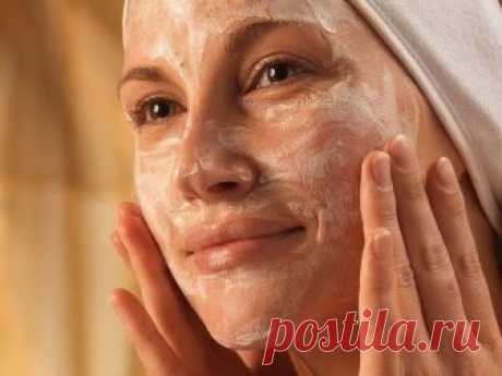 Маска для лица с подтягивающим эффектом — творит чудеса!

Это очень быстрая, очень эффективная и эффектная маска. Эта маска позволяет женскому лицу засиять, причём быстро. Если вам нужно быстро быть в форме и хорошо выглядеть, значит этот рецепт именно для Вас!

Для приготовления маски берём лимон, выжимаем сок в чашку, добавляем немного воды, чтобы сок не был сильно кислым. Салфетку обмакиваем в эту лимонную водичку и протираем лицо от центра к корням волос, к ушам и шее....