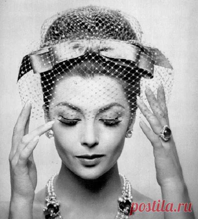 Пускай проносятся года,
Я повторю упрямо:
- Снимите шляпы, господа,
Пред вами в шляпке –дама…