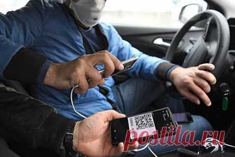 На въезде в Севастополь установили блокпосты для проверки QR-кодов. В Севастополе начали устанавливать блокпосты для проверки QR-кодов у въезжающих. Также с их помощью будут проверять граждан, покидающих город. Кроме того, на въезде в Севастополь оборудуют дорожные знаки об ограничении скорости, знаки, обозначающие пункт пропуска. Пропускная система начнет работу с 30 октября.