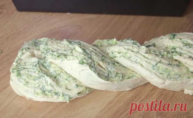 Устоять перед ароматом и вкусом чесночного пирога с зеленью и сыром просто невозможно!