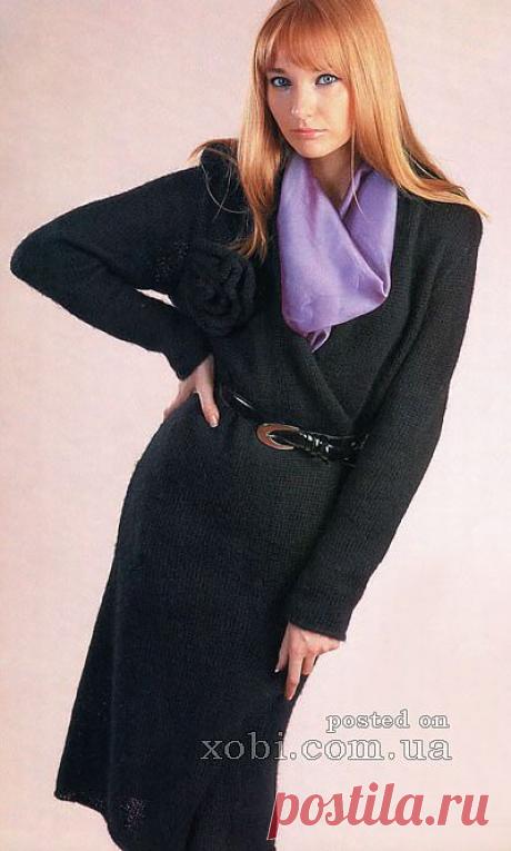 Черное пальто с розой.