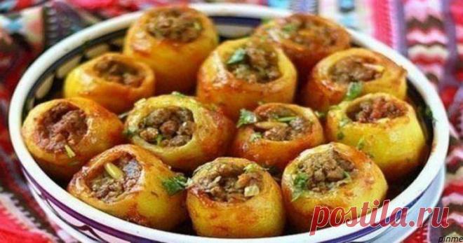 Картофель, фаршированный мясом! Спорим, вы никогда не пробовали? 
Блюда для тех, кого вы любите.

Фаршированный картофель даже выглядит невероятно аппетитно - и это вы его еще не пробовали! Это прелестное и сытное блюдо мы нашли для вас.
Вот что вам понадобится:

1…