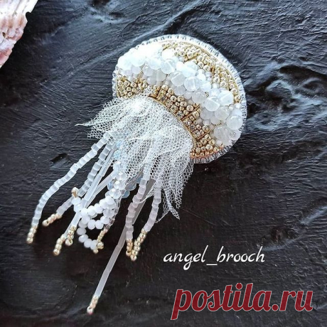 Repost @angel_brooch
by @media.repost:
Всем самой отличной субботы!
Как же мне сложно совмещать моё творчество с ремонтом 🙈
,но я думаю справлюсь.
Сегодня для вас у меня медуза,прошлым летом она была моим фаворитом.
Очень захотелось повторить её снова.
Брошь в наличии.
#брошь#брошьмедуза #купитьброшьручнойработы #авторскаяброшь #медуза #лето#модныйаксессуар #аксессуарыручнойработы #ручнаяработа #брошьизбисераручнойработы #brooch #beads