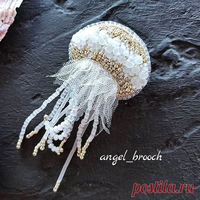 Repost @angel_brooch
by @media.repost:
Всем самой отличной субботы!
Как же мне сложно совмещать моё творчество с ремонтом 🙈
,но я думаю справлюсь.
Сегодня для вас у меня медуза,прошлым летом она была моим фаворитом.
Очень захотелось повторить её снова.
Брошь в наличии.
#брошь#брошьмедуза #купитьброшьручнойработы #авторскаяброшь #медуза #лето#модныйаксессуар #аксессуарыручнойработы #ручнаяработа #брошьизбисераручнойработы #brooch #beads