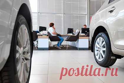 Россиян предупредили о дефиците автомобилей. На рынке новых автомобилей в России возник дефицит, рассказал исполнительный директор аналитического агентства «Автостат» Сергей Удалов. Он отметил, что некоторые потребители, которые хотели бы купить новые автомобили, вынуждены приобретать подержанные авто. Росту спроса способствует и увеличение цен на новые авто.
