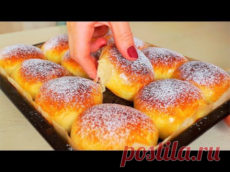 ПУХОВЫЕ БУЛОЧКИ С Начинкой | Мягкие, Пышные и Очень-очень вкусные!Ингредиенты:
молоко теплое 250 мл
сахар 80 г
сухие дрожжи 1,5 ч.л
масло растительное 30 мл
яйцо 1 шт (+желток для смазывания булочек) 
ванильный сахар 1 пакетик
соль 1/3 ч.л
масло сливочное мягкое 50 г
мука 450 - 500 г
для начинки - вареная сгущенка
сахарная пудра 1 ст.л для посыпки ( по желанию)