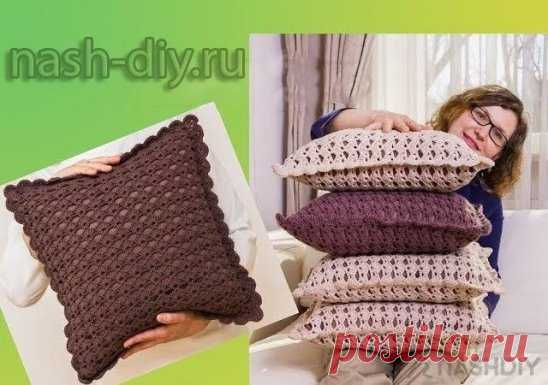 ВЯЗАНАЯ ПОДУШКА КРЮЧКОМ ДЛЯ ДЕКОРА,
описание: http://nash-diy.ru/vjazanie-dlja-doma/pledy-i-podushki/438-vjazanaja-podushka-krjuchkom-dlja-dekora.html