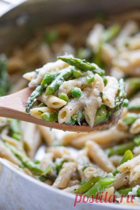 Паста со спаржей, зеленым горошком и сыром Ингредиенты:Лук-шалот, тонко нарезать &mdash; 100–120 гСоль &mdash; 1–1,5 ч. л.Свежемолотый перец &mdash; по вкусуСпаржа, нарезать ломтиками &mdash; 450 гПаста (пенне, фузилли, ригатони) &mdash; 350 гВода &mdash; 720 млЗамороженный зеленый горошек &mdash; 130 гЛимонный сок &mdash; 2 ст....