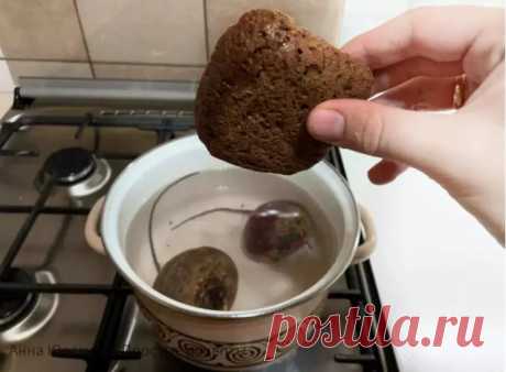 Увидела как сестра кладёт корочку хлеба в кастрюлю, когда варит свёклу: делюсь кулинарной хитростью