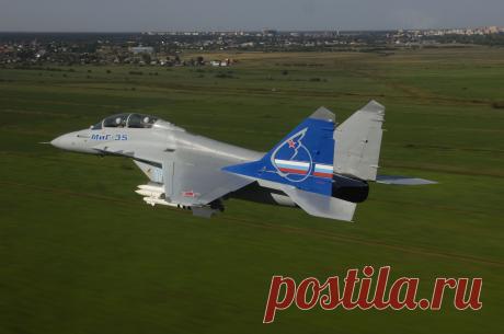 МиГ - 35
Очень большое внимание уделено надежности самолета. Как и на МиГ-29К, практически все системы на МиГ-35 дублированы. Продублирована вычислительная система: на борту стоят две взаимозаменяемые БЦВМ, одна из которых находится в режиме ожидания. Каждый двигатель приводит в действие свою выносную коробку агрегатов, которая обеспечивает самолет электроэнергией, гидравлической энергией и энергией топливного насоса.