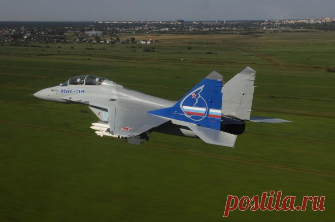 МиГ - 35
Очень большое внимание уделено надежности самолета. Как и на МиГ-29К, практически все системы на МиГ-35 дублированы. Продублирована вычислительная система: на борту стоят две взаимозаменяемые БЦВМ, одна из которых находится в режиме ожидания. Каждый двигатель приводит в действие свою выносную коробку агрегатов, которая обеспечивает самолет электроэнергией, гидравлической энергией и энергией топливного насоса.