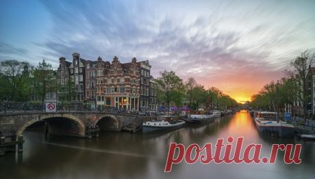 Brouwersgracht glow A colourful sunset at the canals of Amsterdam. Taken at the Papiermolensluis (corner Brouwsersgracht/Prinsengracht).