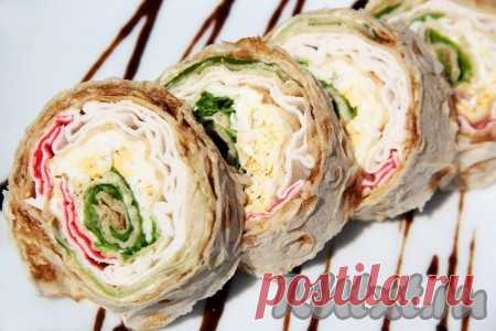 Рулет из лаваша с крабовыми палочками и огурцом - 8 пошаговых фото в рецепте Рулет из лаваша с начинкой - это вкусная и быстрая закуска, которую можно приготовить на праздничный стол или на пикник. С начинками можно экспериментировать, подбирая под свой вкус. В этот раз я сделала рулет из лаваша с крабовыми палочками и огурцом. Он получился очень аппетитным и сытным, а ...