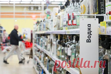В России попросили сделать водку дороже. Крупнейшие российские алкогольные компании попросили Минфин поднять с 2024 года минимальные розничные цены на водку на 7 процентов, до 310 рублей за бутылку. Причиной стали растущие акцизы, подорожание импортных материалов и логистики. Эксперты считают, что подорожание спиртного приведет к стагнации рынка.